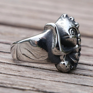 Vue Laterale Bague Tête de Mort - Démon Cornu Chaos Infernal