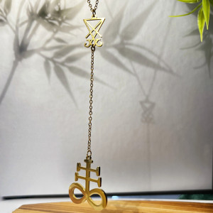 Vue de Face Pendentif Croix Anti-Christ "Le Sceau de Soufre" Couleur  Or
