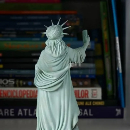 Vue Arrierre Figurine Détournée Statue de la Liberté Selfie Rebelle