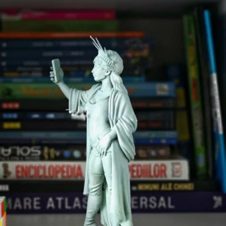 Vue Laterale Figurine Détournée Statue de la Liberté Selfie Rebelle