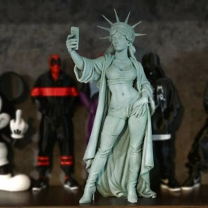 Avant Figurine Détournée Statue de la Liberté Selfie Rebelle