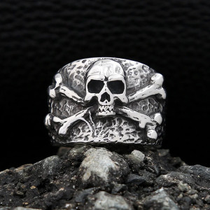 vue de Face Bague Tête de Mort - Emblème Crâne & Os Croisés Brut