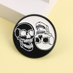 Pins Tête de Mort Gothique "Dualité Yin Yang Macabre"