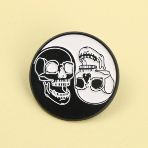 Vue de Face Pins Tête de Mort Gothique "Dualité Yin Yang Macabre"