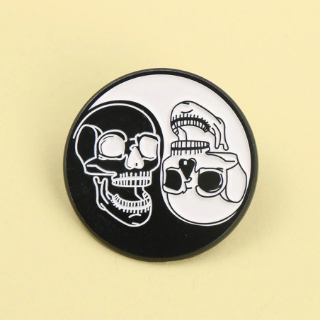Vue de Face Pins Tête de Mort Gothique "Dualité Yin Yang Macabre"