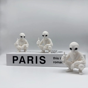 Avant Figurine Détournée Alien Urbain Pose Rebelle