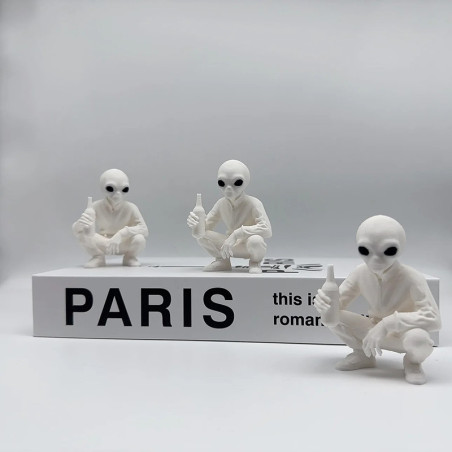 Avant Figurine Détournée Alien Urbain Pose Rebelle