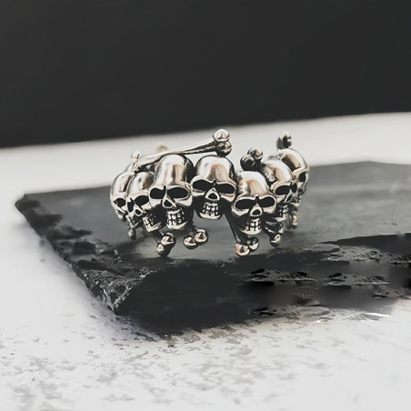 Vue Laterale Bague Tête de Mort "Couronne de Crânes Macabres"