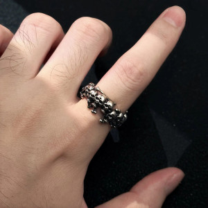 Vue portee Bague Tête de Mort "Couronne de Crânes Macabres"