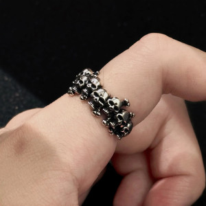 Vue portee Bague Tête de Mort "Couronne de Crânes Macabres"