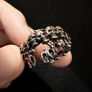 Bague Tête de Mort "Couronne de Crânes Macabres"