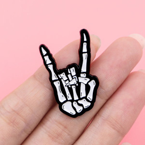Pins Tête de Mort Rock "Main Squelette Devil Horns"