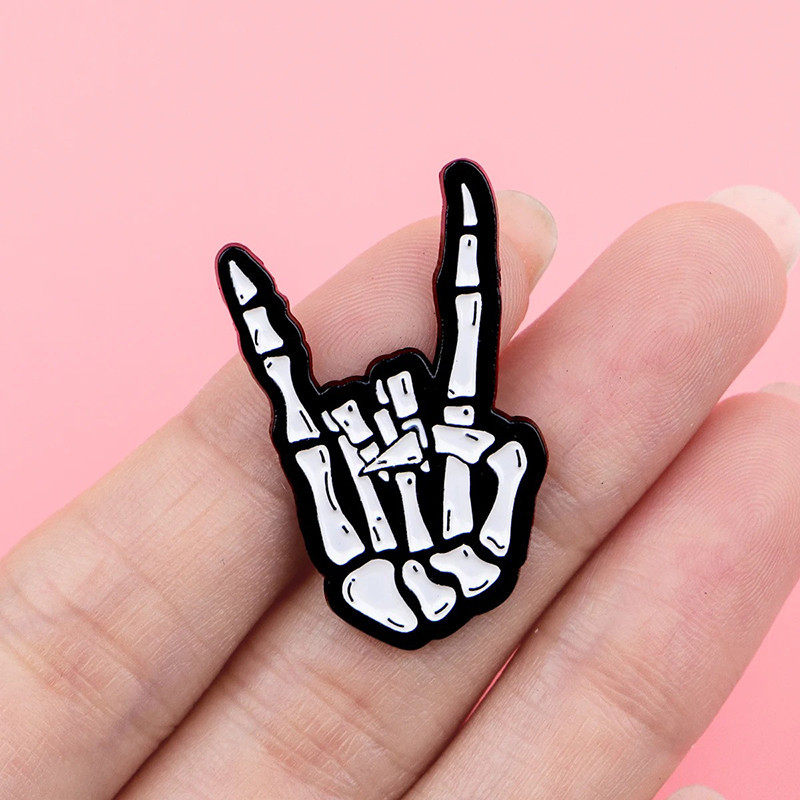 Pins Tête de Mort Rock "Main Squelette Devil Horns"