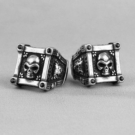 Bague Tête de Mort "Domination Noire Cloutée"