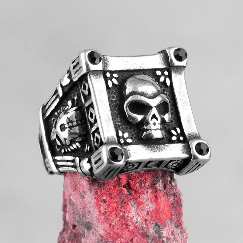 Vue Laterale Bague Tête de Mort "Domination Noire Cloutée"
