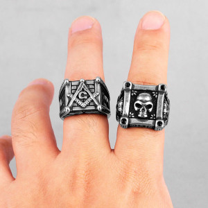 Vue portee Bague Tête de Mort "Domination Noire Cloutée"