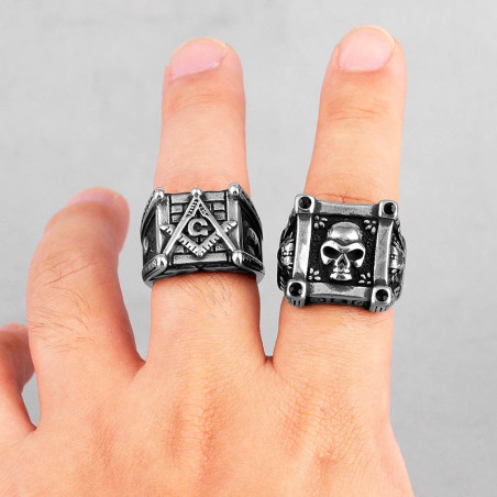 Vue portee Bague Tête de Mort "Domination Noire Cloutée"