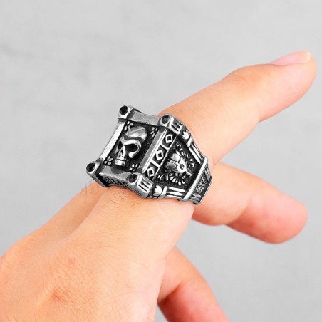 Vue portee Bague Tête de Mort "Domination Noire Cloutée"