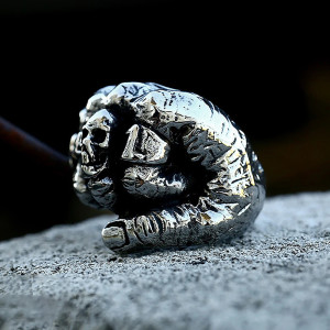 Vue de Cote Bague Tête de Mort "Poing Brut Skull Rider"