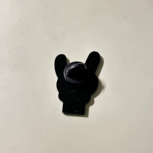 Vue arriere du Pins Heavy Metal Main Devil Horns Cartoon
