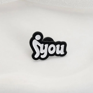 vue de Face Pins Rebelle Fun "Fuck You Cartoon"
