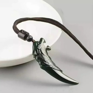 Vue laterale Collier Vking Loup "Croc du Loup d’Odin" en jade !