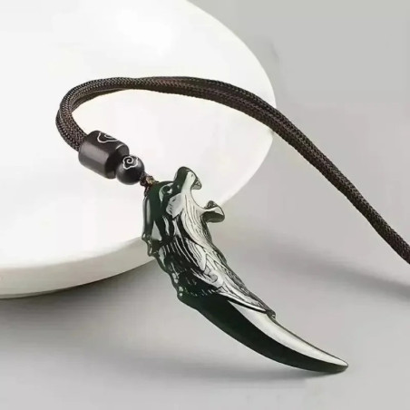 Vue laterale Collier Vking Loup "Croc du Loup d’Odin" en jade !