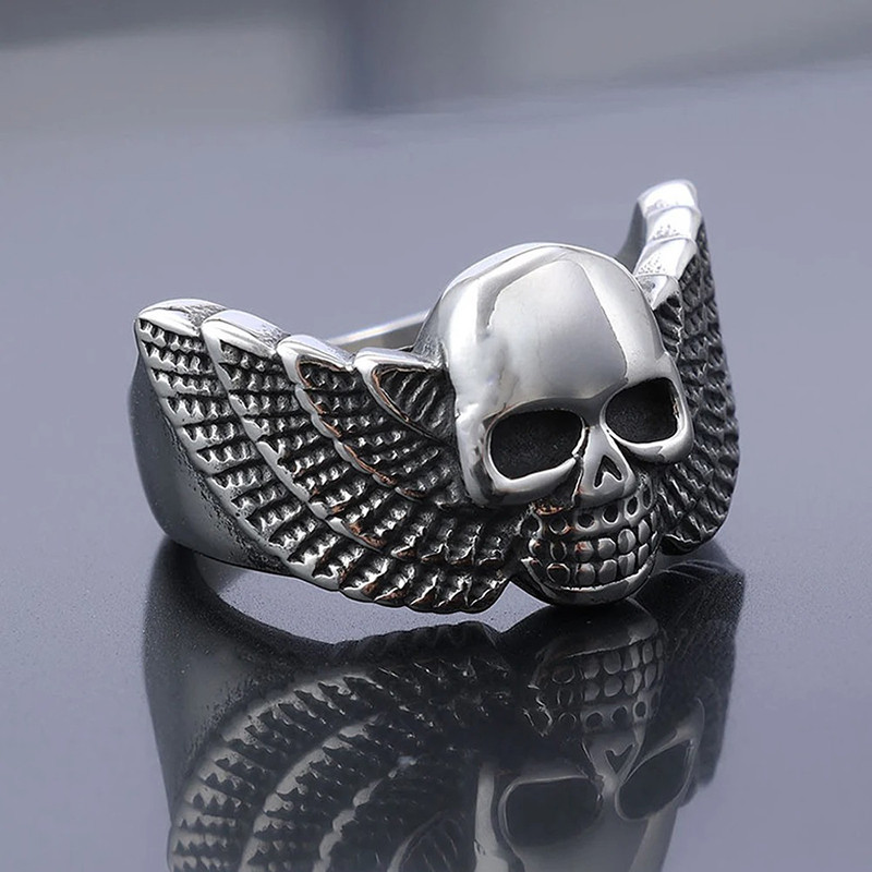 Vue Laterale Bague Motard Tête de Mort 'Skull Ailes Déployées'
