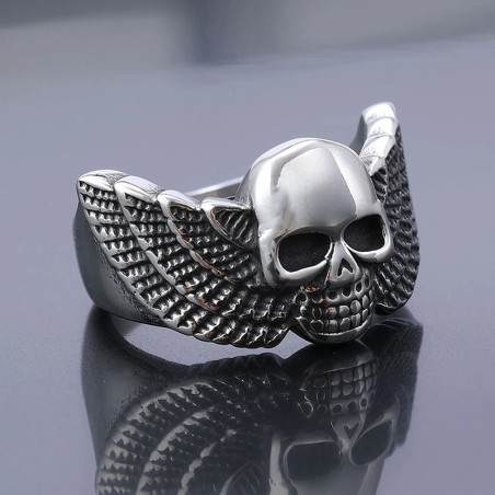 Vue Laterale Bague Motard Tête de Mort 'Skull Ailes Déployées'