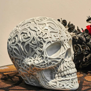 Vue de Cote Crâne Décoratif Tête de Mort Dentelle Macabre Blanche