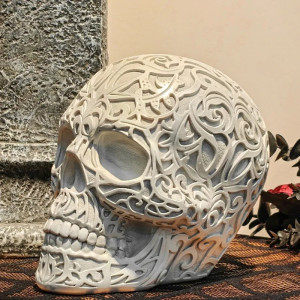 Vue laterale Crâne Décoratif Tête de Mort Dentelle Macabre Blanche