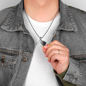 Vue Portee Collier Rock Poker “Quinte Royale Noire”