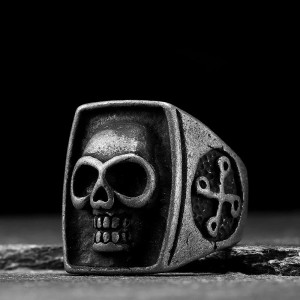 Vue Laterale Bague Tête de Mort – Crâne Brut “Skull” Encastré