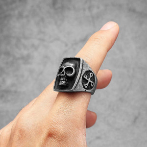 Vue portee Bague Tête de Mort – Crâne Brut “Skull” Encastré