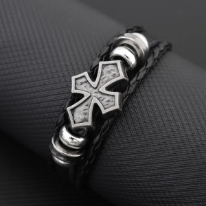 détails du Bracelet Templier Gothique “Croix du Gardien Noir”