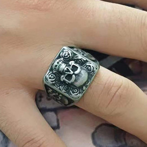 Vue portee Bague Tête de Mort “Sceau des Roses Funèbres”