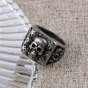 Vue laterale Bague Tête de Mort “Sceau des Roses Funèbres”
