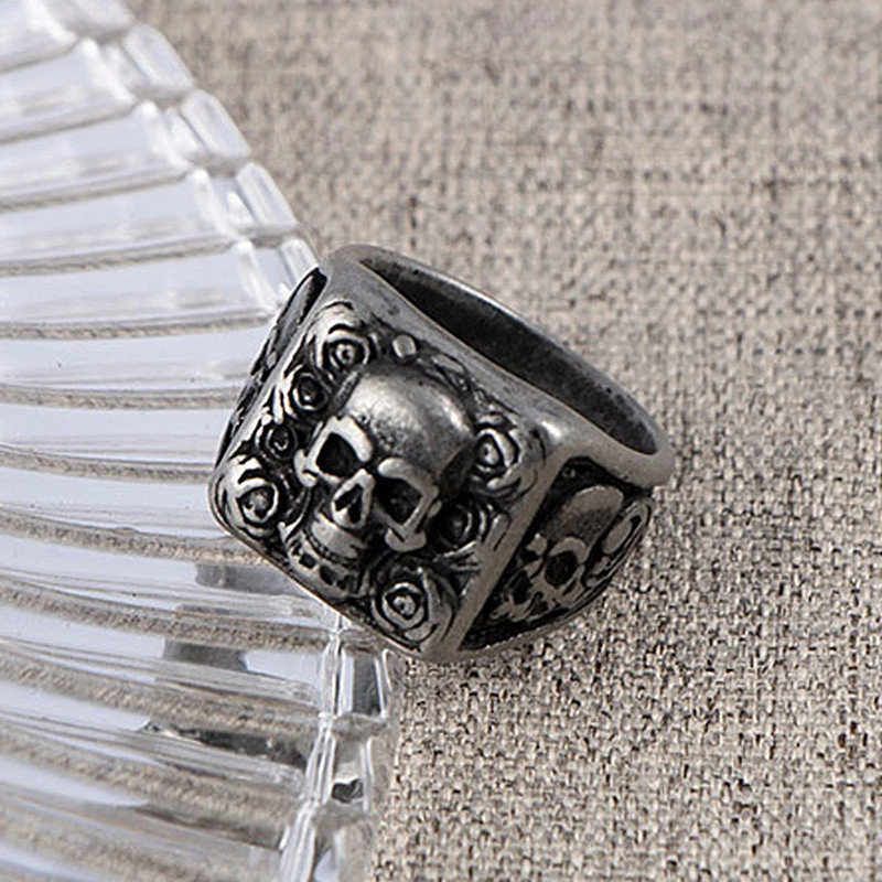 Vue laterale Bague Tête de Mort “Sceau des Roses Funèbres”