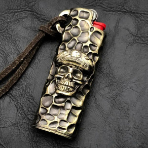 Étui Briquet Tête de Mort BIC J3 Crâne Cornu Laiton Brut