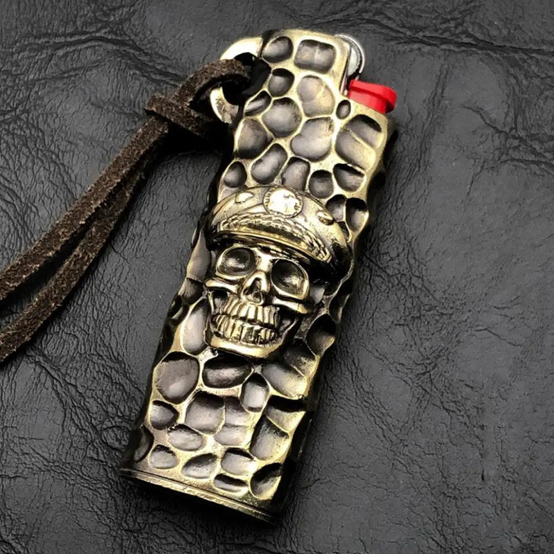 Étui Briquet Tête de Mort BIC J3 Crâne Cornu Laiton Brut