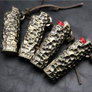 vue a rrière du Étui Briquet Tête de Mort BIC J3 Crâne Cornu Laiton Brut