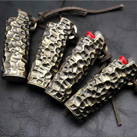 vue a rrière du Étui Briquet Tête de Mort BIC J3 Crâne Cornu Laiton Brut