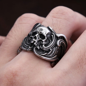Vue Portee Bague Tête de Mort “Volutes du Néant”