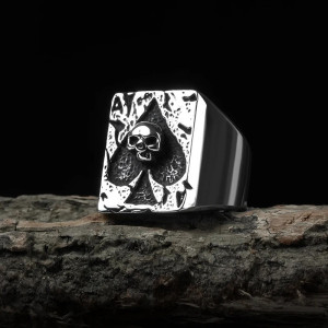 Vue de face Bague Tête de Mort “As de Pique Maudit”