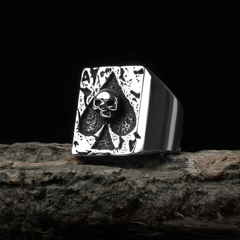 Vue de face Bague Tête de Mort “As de Pique Maudit”