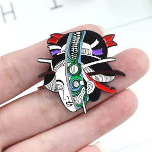 Vue de face Pins Broche Japonaise Gothique “Geisha Oni Cybernétique”