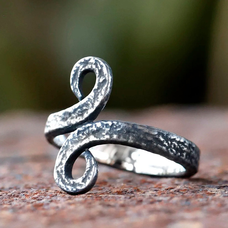 Vue de face Bague Rock Spirale Forgée - Métal Noir Brut