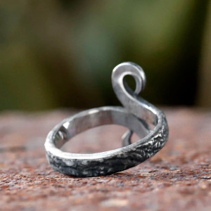 Vue Arrierre Bague Rock Spirale Forgée - Métal Noir Brut