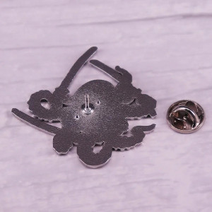 Vue Arrierre Pins Broche Japonaise “Pieuvre Ronin aux Lames Jumelles”