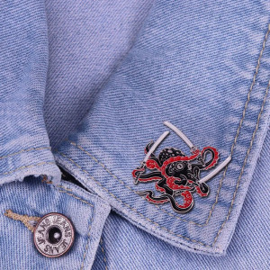 Vue portee Pins Broche Japonaise “Pieuvre Ronin aux Lames Jumelles”